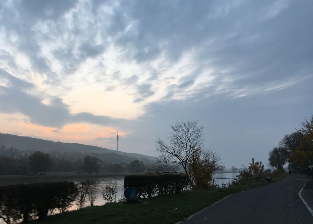 Elberadweg am frühen Morgen im November