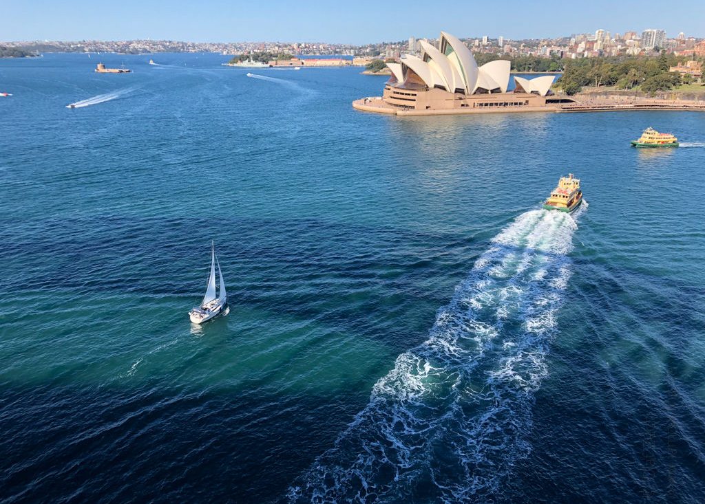 Blick von der Harbour Bridge in Sydney auf das Opernhaus