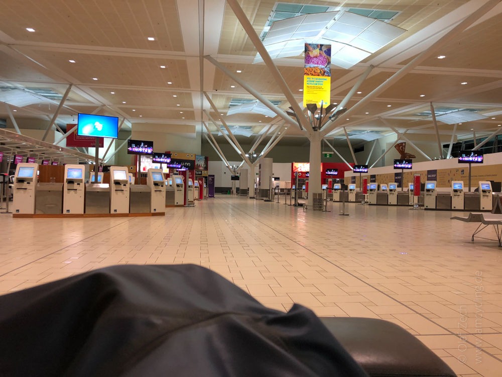 Schlafplatz in der leeren Abflughalle des Inlandsterminals am Flughafen Brisbane