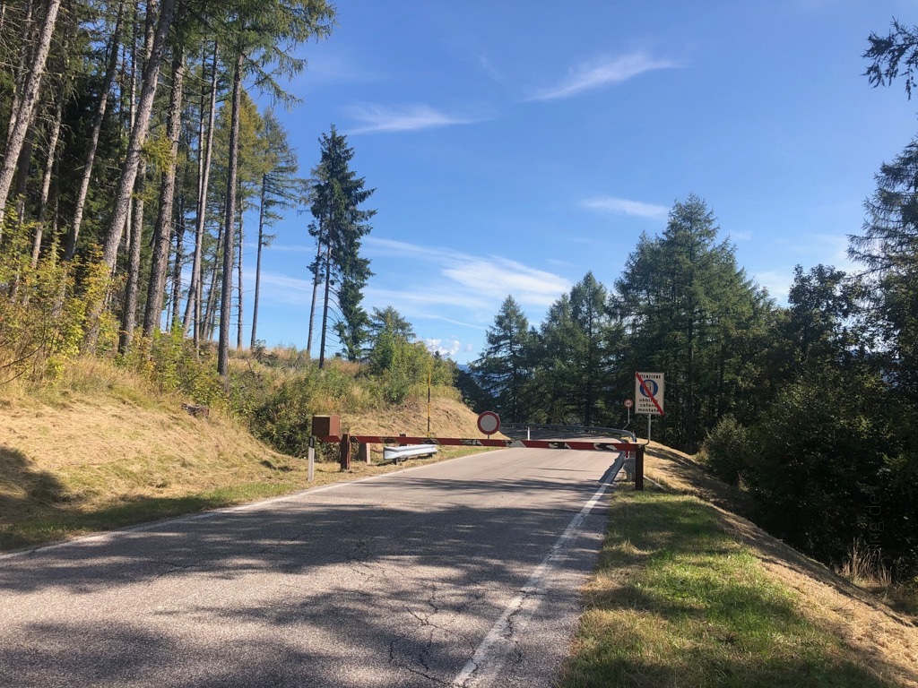 iamcycling-Mit-dem-Rennrad-am-Gardasee-Straße gesperrt in der Abfahrt vom Monte Bondone