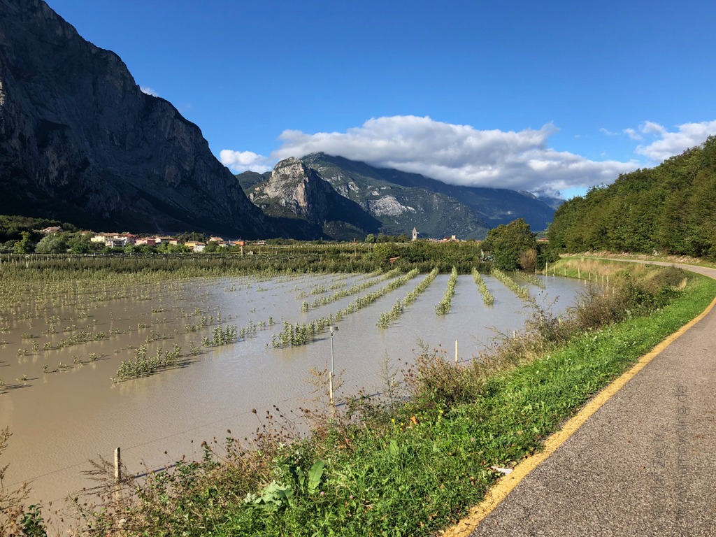 iamcycling-Mit-dem-Rennrad-am-Gardasee-Überflutete Felder im Sarca Tal
