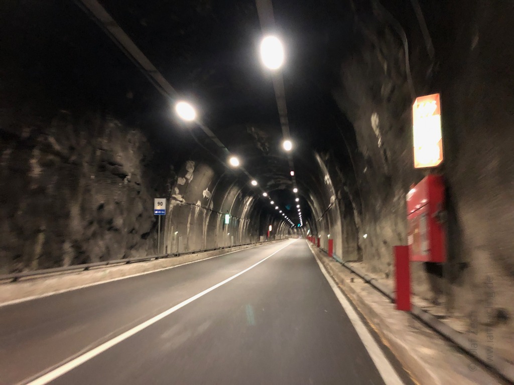 iamcycling-Mit-dem-Rennrad-am-Gardasee-Fahrt im Tunnel am Westufer des Gardasees