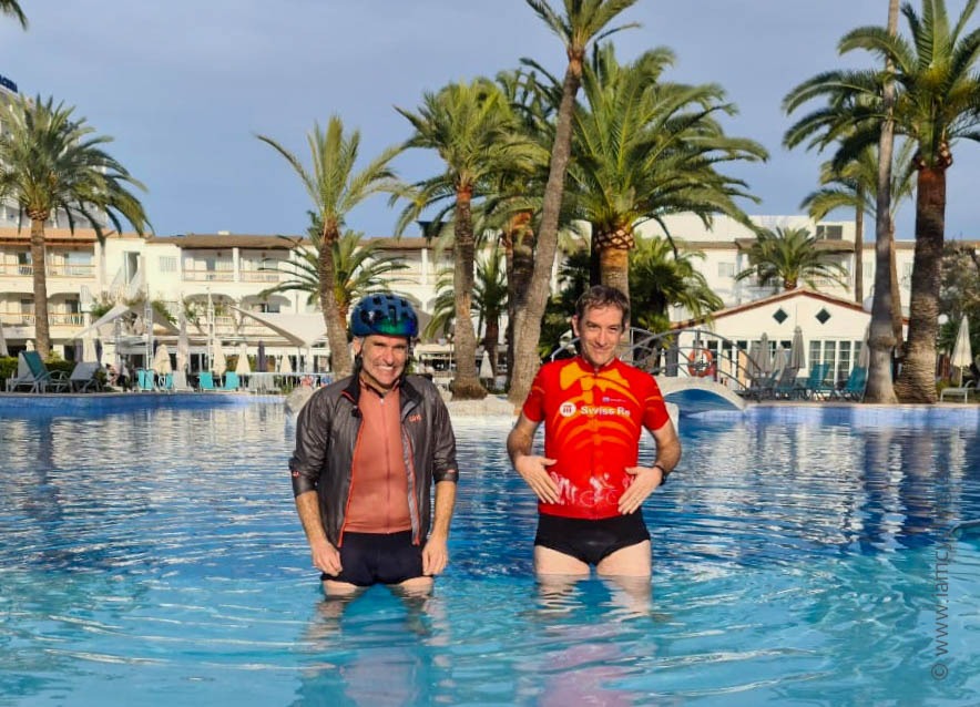SpeedVille Trainingscamp Mallorca 2023 - Beine kühlen im Pool
