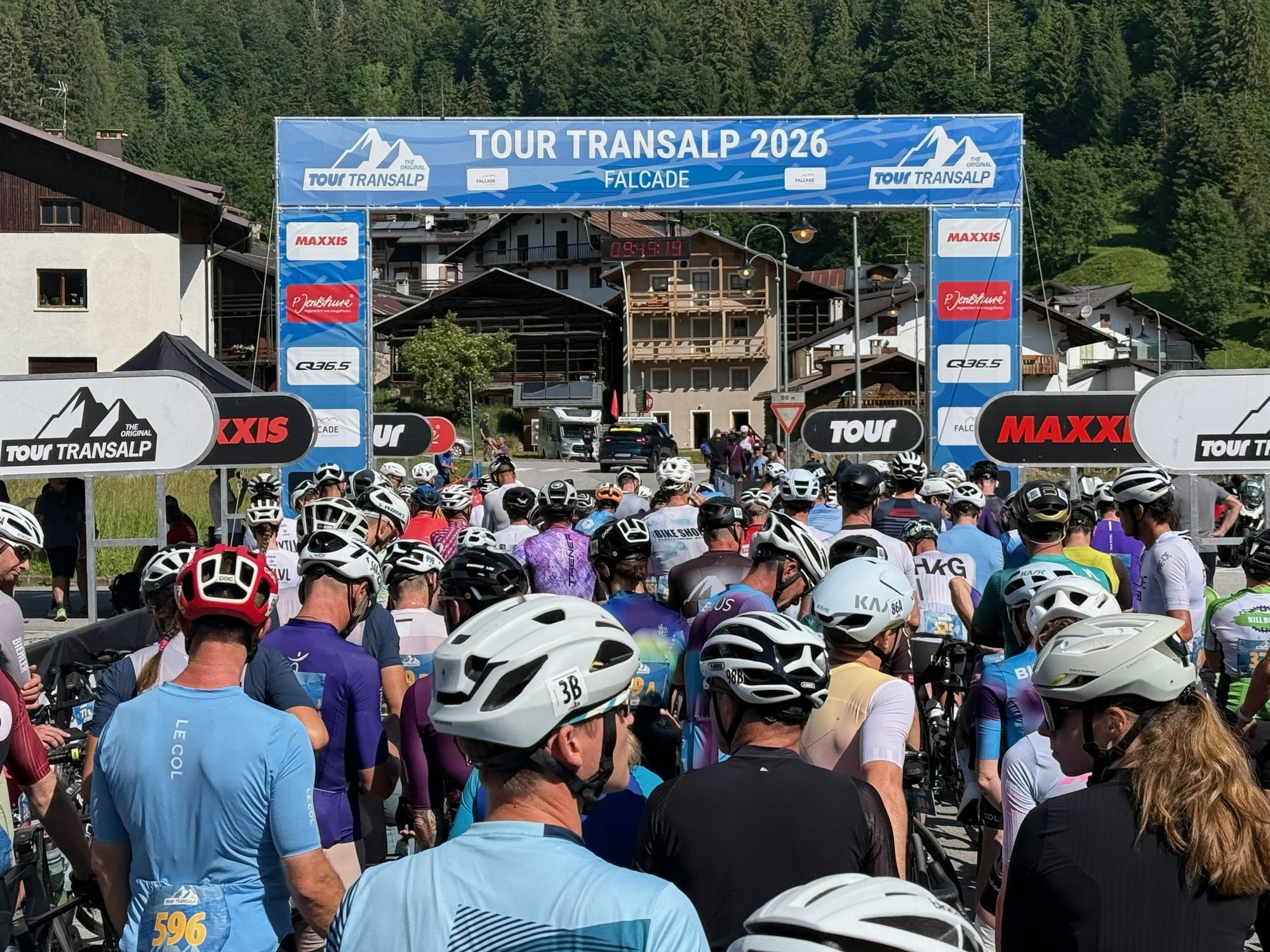 Start einer Tour Transalp-Etappe 2026