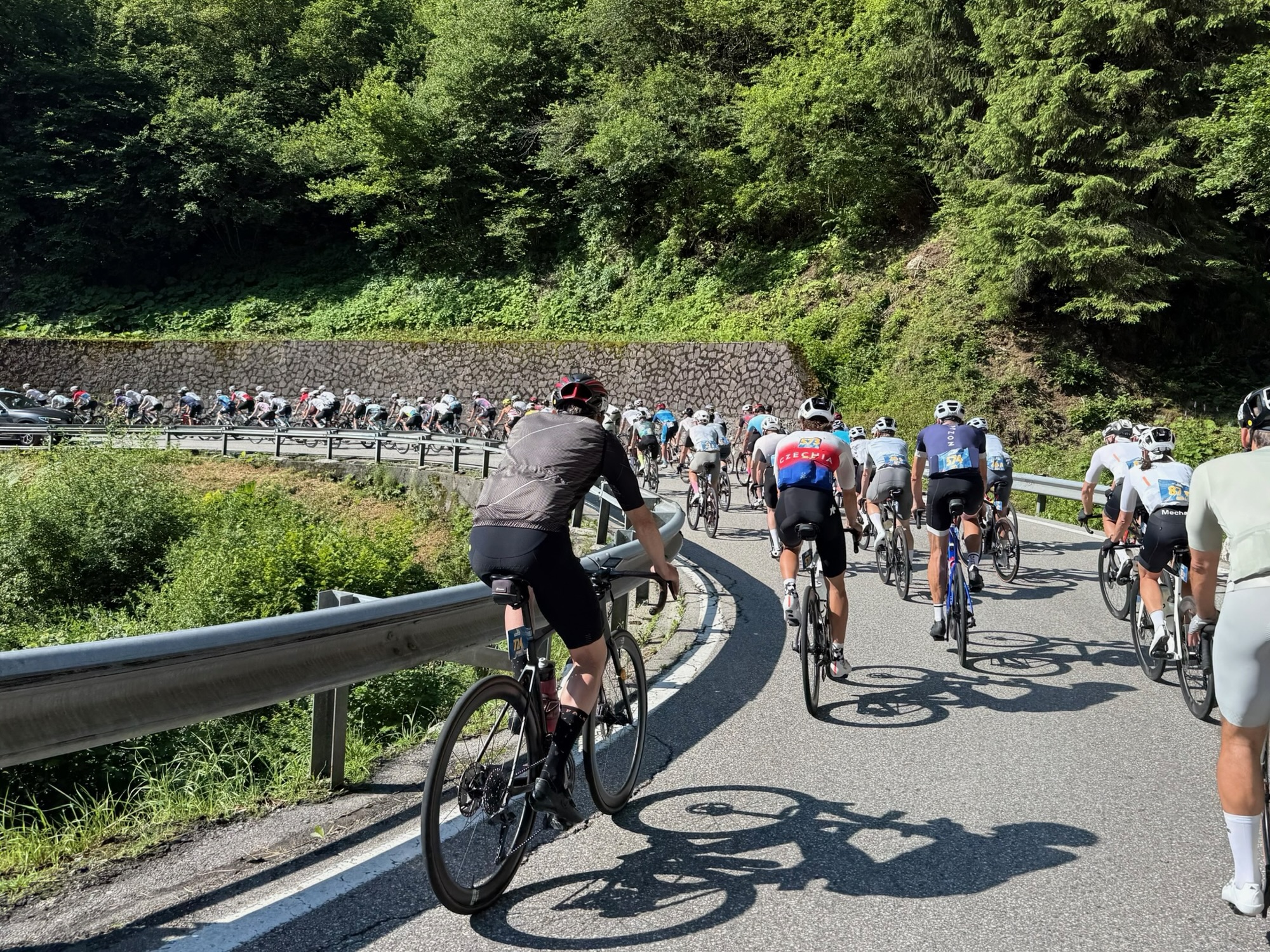 Start einer Tour Transalp-Etappe 2026